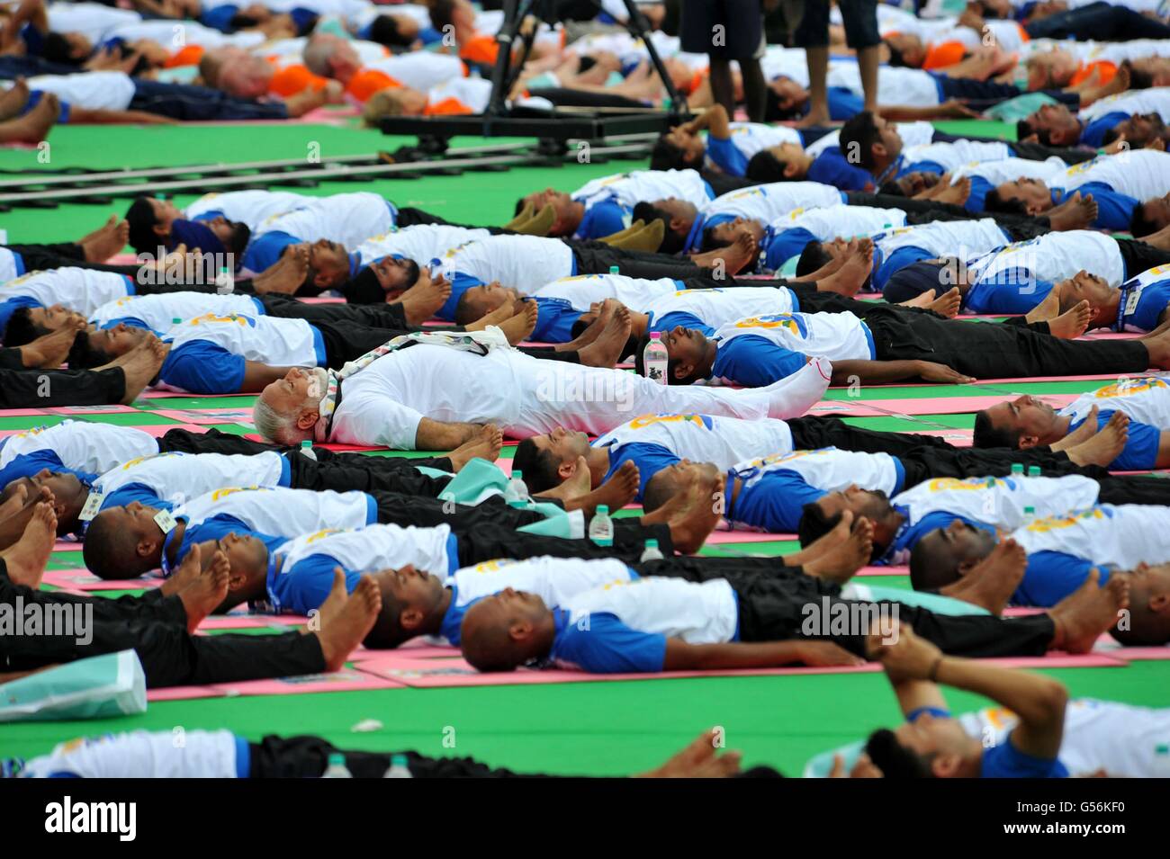 Chandigarh, Punjab, en Inde. 21 Juin, 2016. Le Premier Ministre indien Narendra Modi, vêtu de blanc, se joint à des milliers de participants au cours d'une démonstration de Yoga au cours de la 2e Journée Internationale de Yoga à l'Capitol Complex le 21 juin 2016 à Chandigarh, Punjab, en Inde. Credit : Planetpix/Alamy Live News Banque D'Images