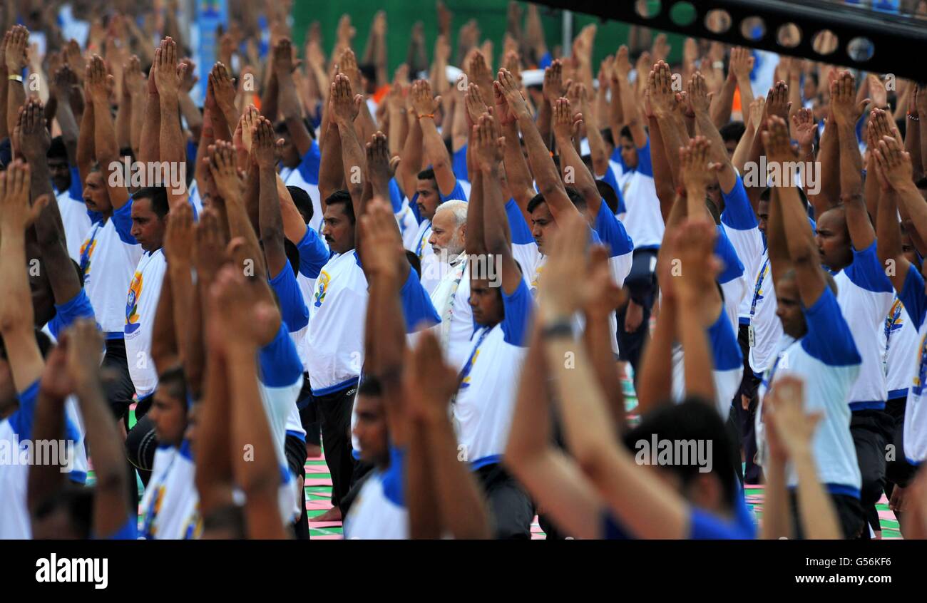 Chandigarh, Punjab, en Inde. 21 Juin, 2016. Le Premier Ministre indien Narendra Modi, vêtu de blanc, se joint à des milliers de participants au cours d'une démonstration de Yoga au cours de la 2e Journée Internationale de Yoga à l'Capitol Complex le 21 juin 2016 à Chandigarh, Punjab, en Inde. Credit : Planetpix/Alamy Live News Banque D'Images