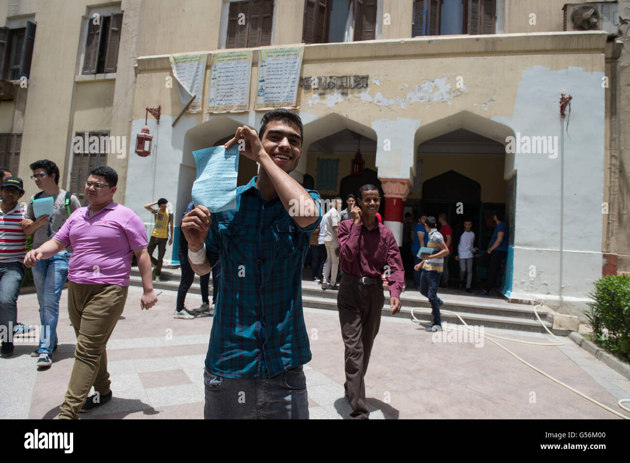 Le Caire, Égypte. 21 Juin, 2016. Les étudiants égyptiens quittent une école site d'examens au Caire, Égypte, 21 juin 2016. Du 5 juin au 28, quelques 560 000 étudiants égyptiens doivent passer ces examens qui mènent à l'enseignement secondaire général égyptien Certificat et servir de l'examen d'entrée pour les universités publiques. Credit : Meng Tao/Xinhua/Alamy Live News Banque D'Images