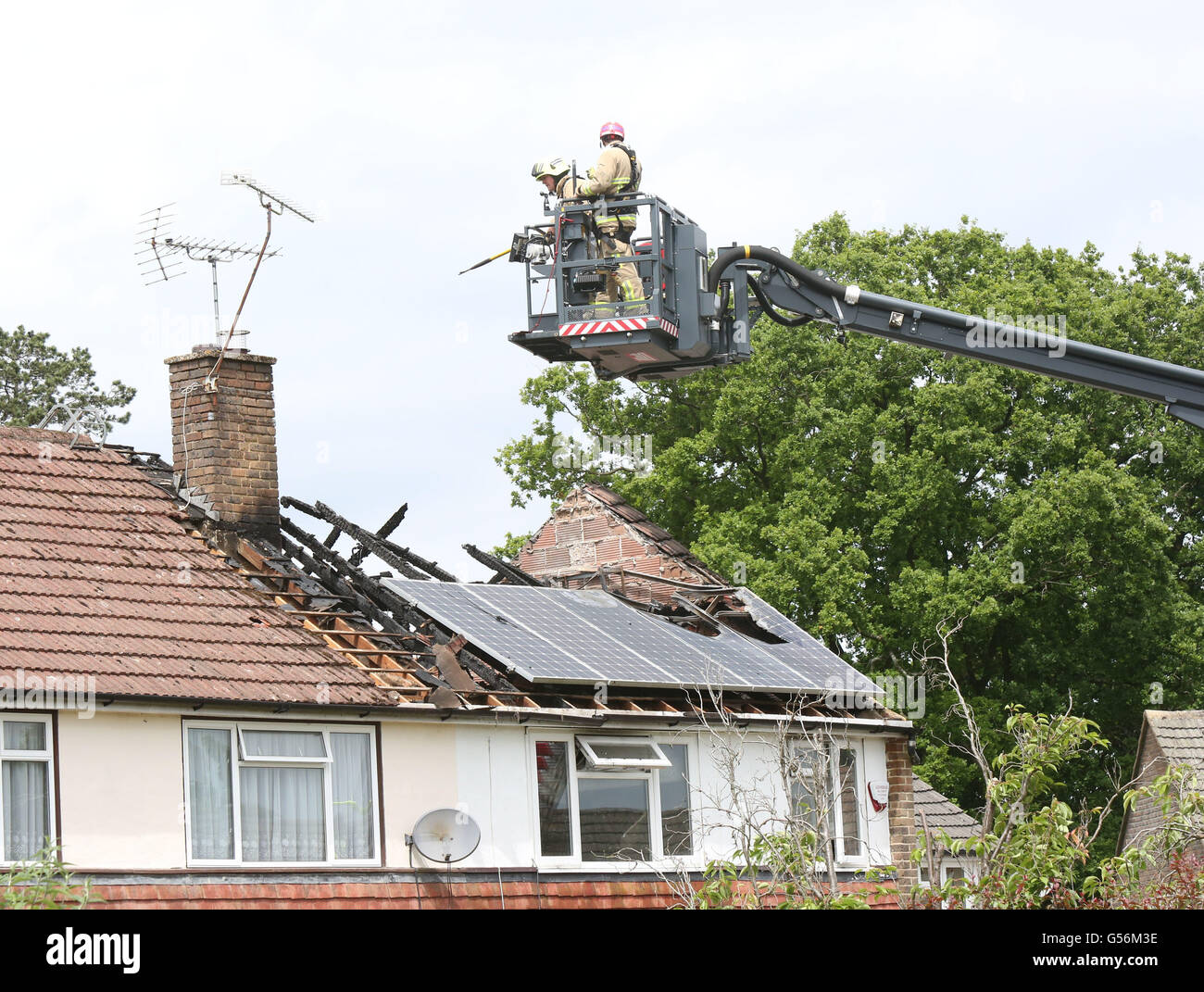 Warlingham, Surrey, UK. 21 Juin, 2016. GV d'une propriété qui a été laissé sans abri famille vidé et panneaux solaires défectueux après avoir mis le feu à l'espace du toit. L'incendie a dévasté la propriété juste après 9h30 ce matin. Désactiver un voisin a d'être secourus avec quatre chats et d'oiseaux. 'Un certain nombre de chats' a dû être sauvé d'une bien Warlingham mardi matin (21 juin) applancines incendie quatre de Leatherhead , Godstone Painshill , , and Banstead et Croydon et plate-forme d'une échelle aérienne ont été envoyés à l'incendie dans la région de Fern, près de Crowborough dur. Credit : uknip/Alamy Live N Banque D'Images