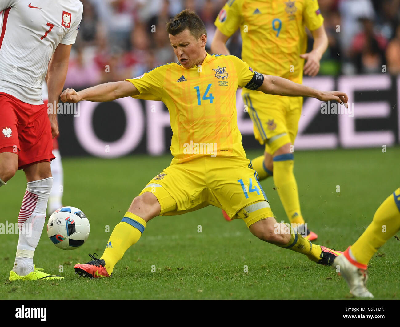 Marseille, France. 21 Juin, 2016. L'Ukraine Ruslan Rotan se bat pour la balle pendant l'UEFA Euro 2016 groupe C du tour préliminaire match de football entre l'Ukraine et la Pologne au stade Stade Vélodrome à Marseille, France, 21 juin 2016. Photo : Federico Gambarini/dpa/Alamy Live News Banque D'Images