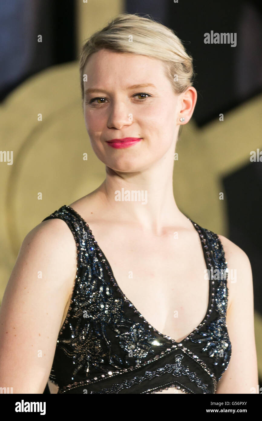 Tokyo, Japon. 21 Juin, 2016. L'actrice australienne Mia Wasikowska (26) assiste à la première mondiale au Japon pour le film Alice à travers le miroir le 21 juin 2016, Tokyo, Japon. Wasikowska portant une robe noire élégante a été rejoint par le producteur Suzanne Todd et directeur James Bobin pour promouvoir leur suite d'Alice au Pays des Merveilles (2010) à Roppongi Hills Arena. Le film hits Japanese salles le 1er juillet. Credit : Rodrigo Reyes Marin/AFLO/Alamy Live News Banque D'Images