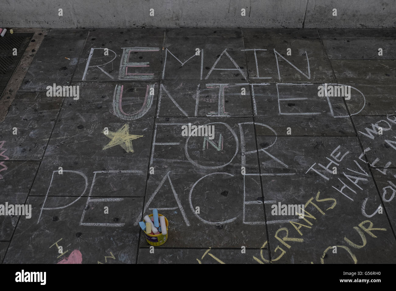 Londres, Royaume-Uni. 21 Juin, 2016. Des centaines de partisans de l'UK à rester une partie de l'UE se sont réunis à Trafalgar Square pour un rassemblement. Parmi les intervenants était l'ancien chef du parti travailliste, Ed Miliband. Crédit : Jay/Shaw-Baker Alamy Live News Banque D'Images