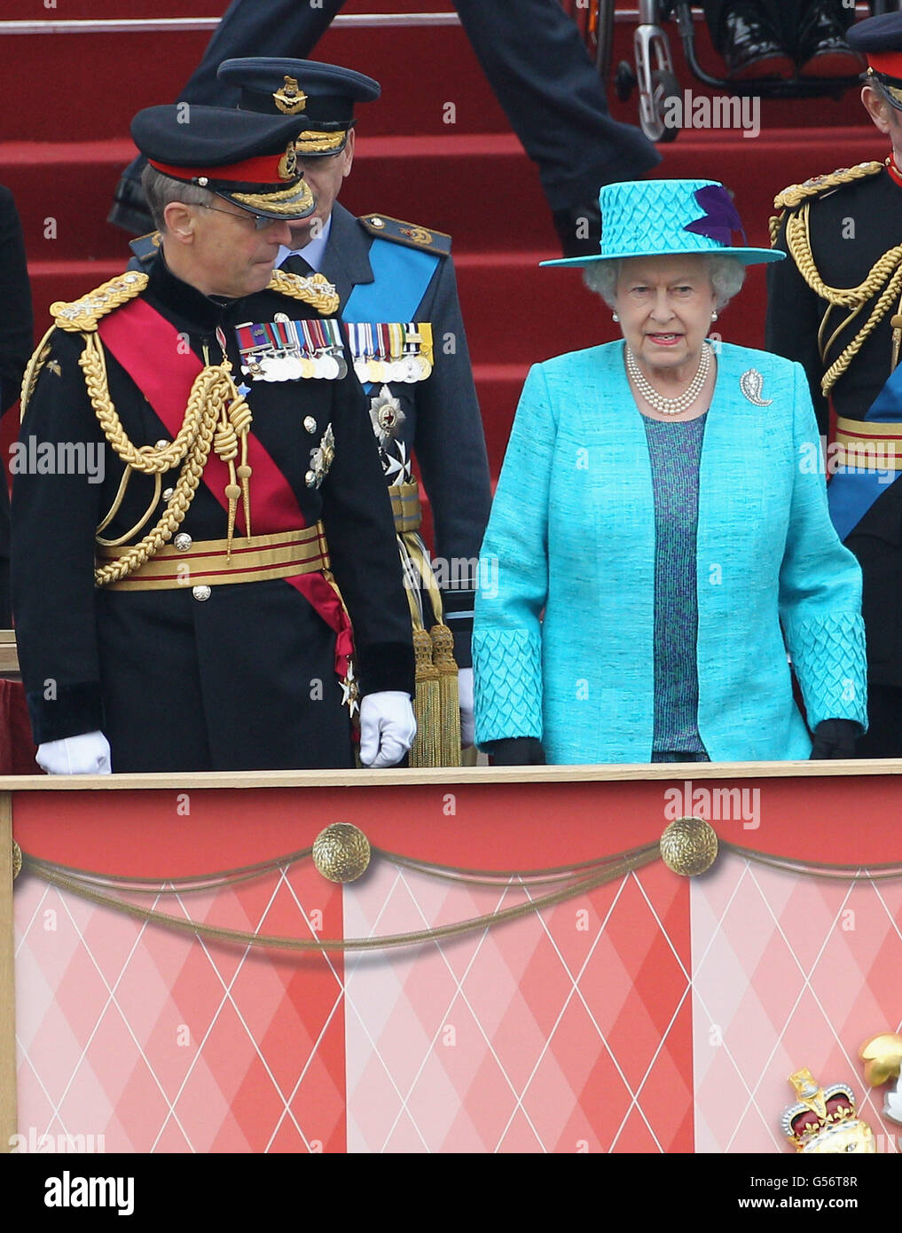 La reine Elizabeth II et le chef d'état-major de la Défense, le général Sir David Richards, lors de la parade des forces armées et de Muster au château de Windsor, dans le Berkshire.APPUYEZ SUR ASSOCIATION photo.Date de la photo: Samedi 19 mai 2012.Voir PA Story ROYAL Jubilee.Le crédit photo devrait se lire: Chris Jackson/PA Wire Banque D'Images