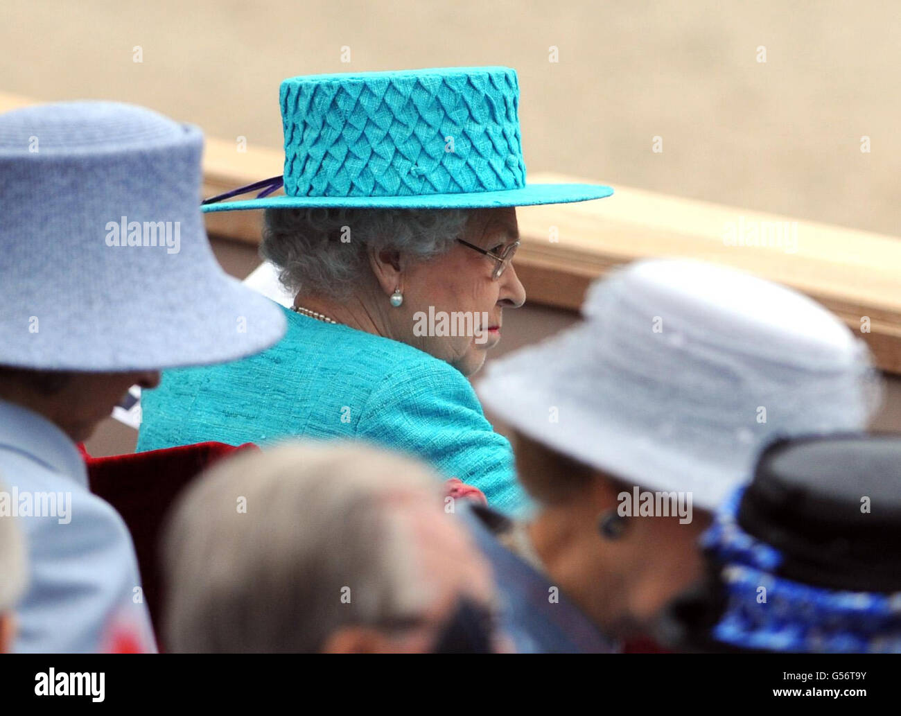 La reine Elizabeth II regarde pendant la parade des forces armées du Jubilé de diamant de la reine et Muster à Windsor, dans le Berkshire. Banque D'Images