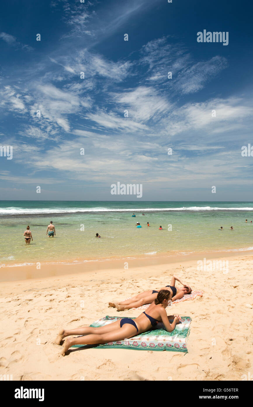 Sri Lanka, Galle Province, Unawatuna, Thalpe, Wijaya beach, les femmes à bronzer sur le sable Banque D'Images