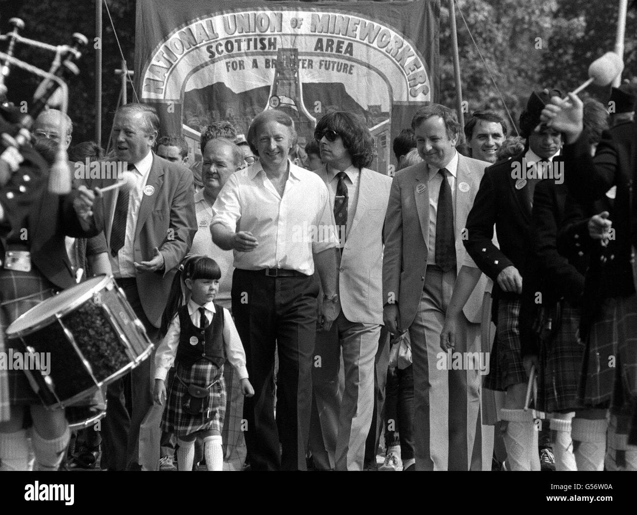 NUM (Union nationale des mineurs) le président Arthur Scargill (centre, chemise blanche) apprécie le groupe de tuyaux et tambours qui a accompagné le syndicat des mineurs à un gala du parti travailliste à Cumnock, Ayrshire. Banque D'Images