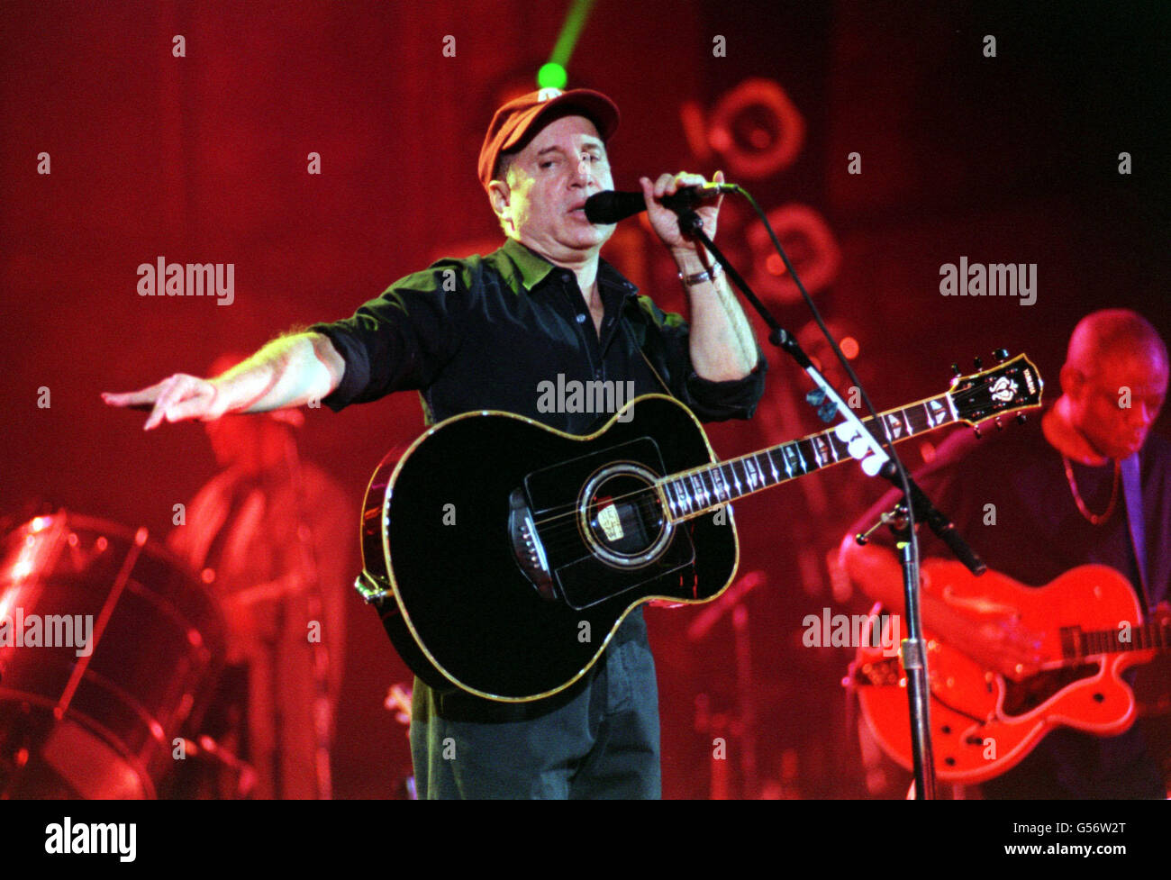 Paul Simon, chanteur et compositeur, interprète sur scène au Hammersmith Apollo, Londres. Banque D'Images