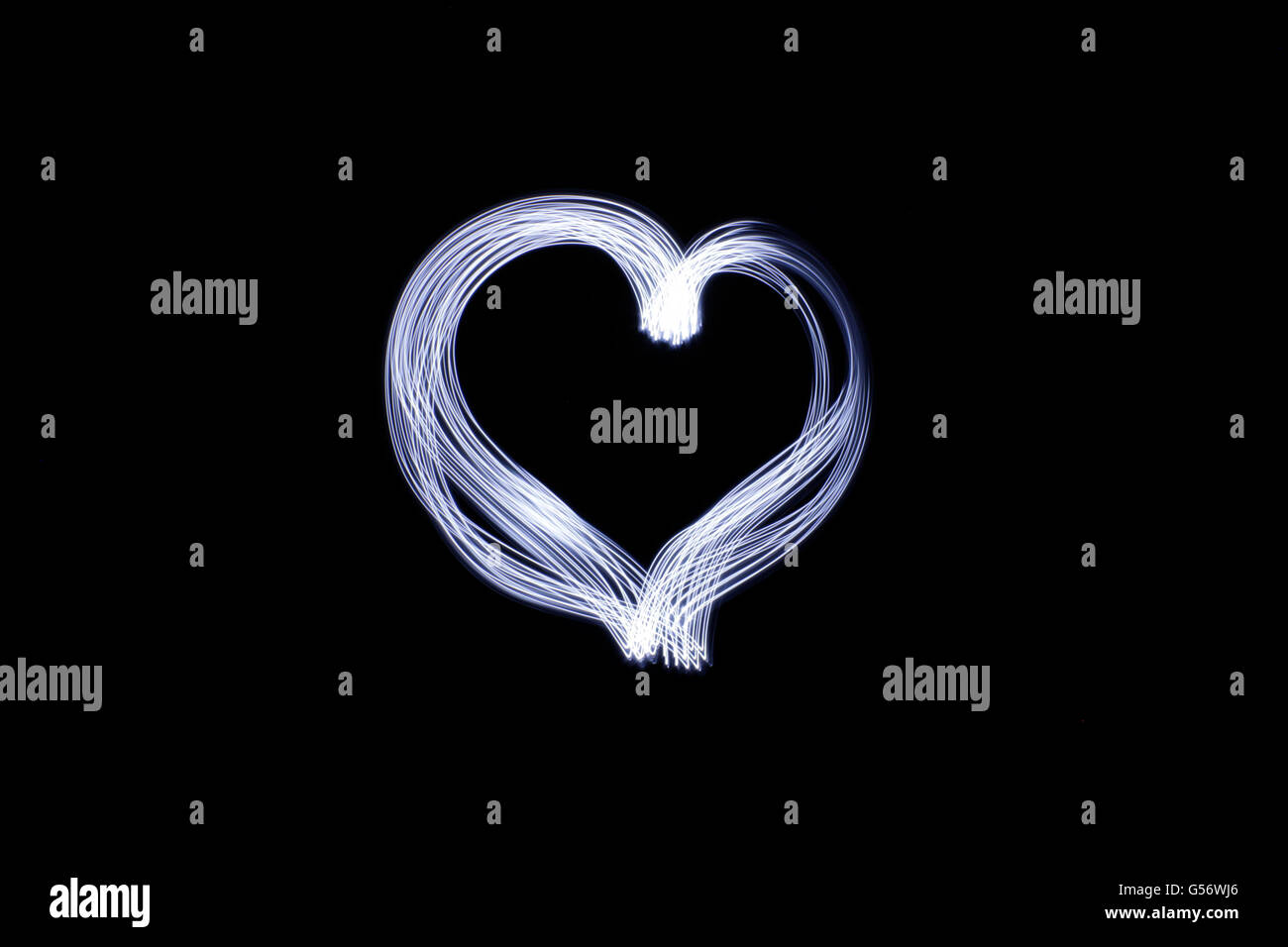 Photographie d'un coeur dessin effectué avec une exposition longue, effet de lumière Banque D'Images