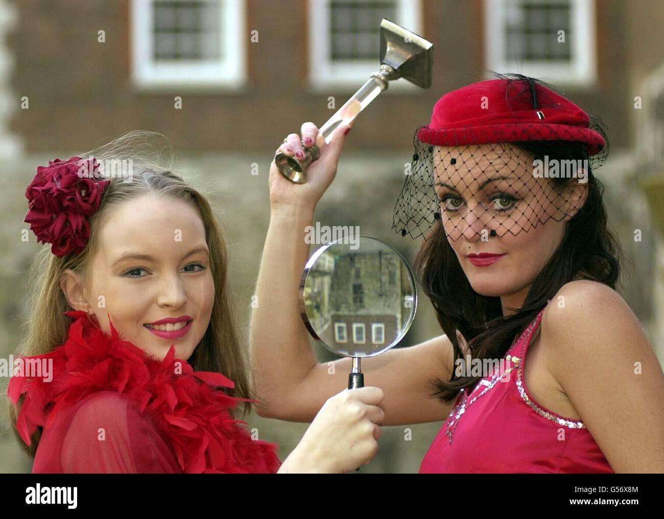 Cluedo actrices miss scarlet Banque de photographies et d’images à