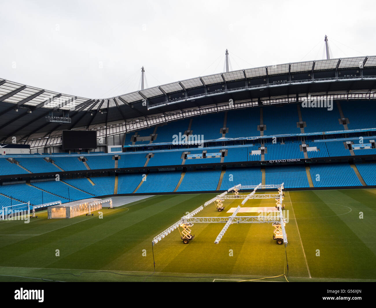 Appareils d'éclairage artificiel pour fournir la lumière du soleil en hiver pour l'herbe sur le terrain , Etihad Stadium Manchester City UK Banque D'Images