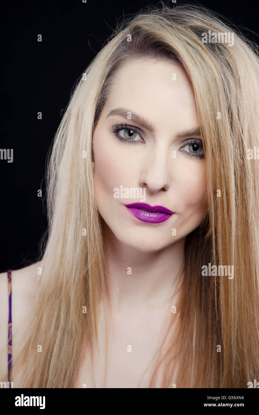 Portrait de jeune femme aux cheveux blonds avec maquillage soirée élégante Banque D'Images