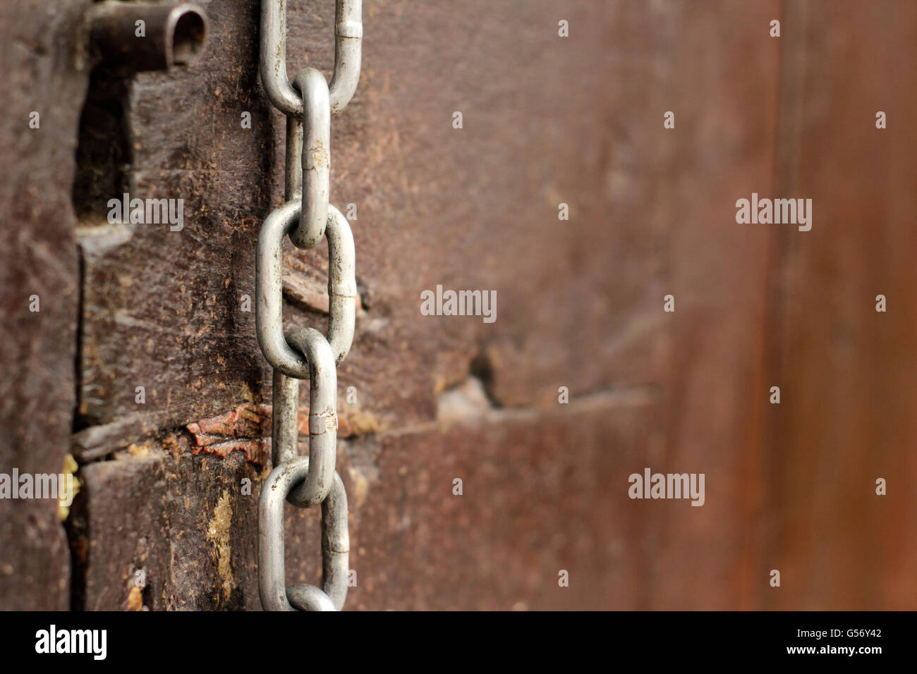 Photographie d'une porte en bois sur chaîne en métal Banque D'Images