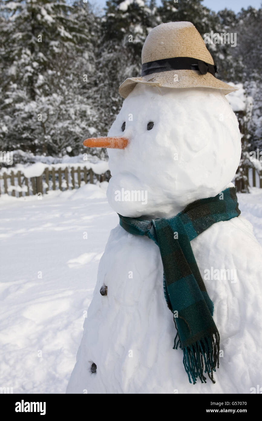 Bonhomme de neige dans le jardin couvert de neige, en Angleterre, Janvier Banque D'Images