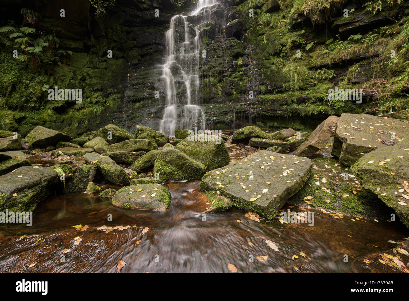 Avis de cascade et rochers au milieu de la rivière, cascade, Clough Noir Black Clough, Peak District N.P., Derbyshire, Angleterre, octobre Banque D'Images