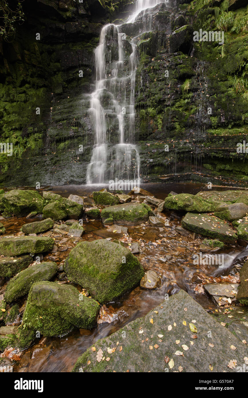 Avis de cascade et rochers au milieu de la rivière, cascade, Clough Noir Black Clough, Peak District N.P., Derbyshire, Angleterre, octobre Banque D'Images