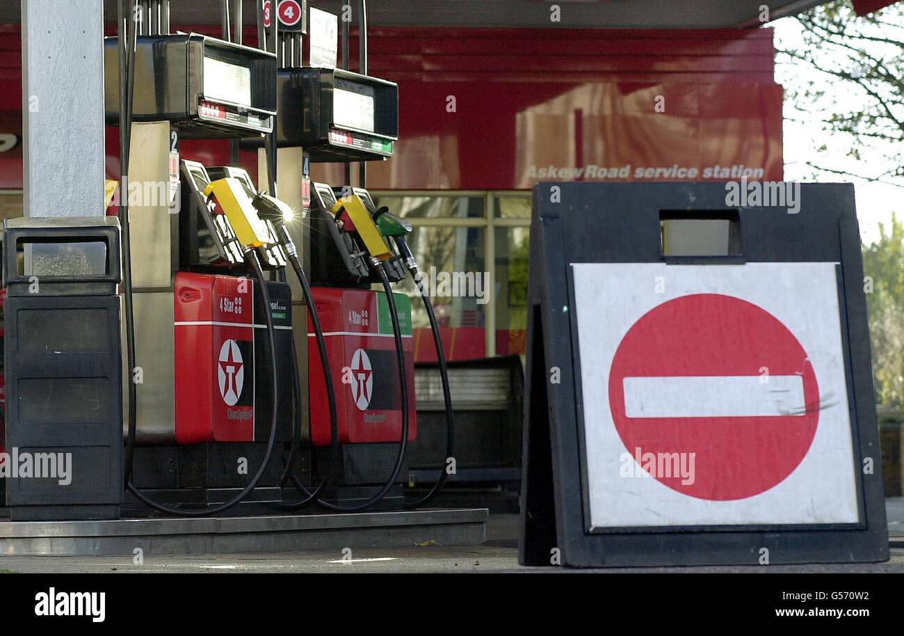 Une station-service dans l'ouest de Londres reste fermée car les approvisionnements ne peuvent pas suivre les achats de panique, avant d'éventuels blocages de carburant renouvelés. 11/02/2004: Les automobilistes qui dépensent collectivement des millions de livres en réparations parce qu'ils se remplissent avec le mauvais carburant sont ciblés par une nouvelle campagne, mercredi 11 février 2004. Le AA Motaing Trust affirme que la confusion touche environ 120,000 conducteurs par an qui sont alors confrontés à une facture de nettoyage allant jusqu'à 3,000. Banque D'Images