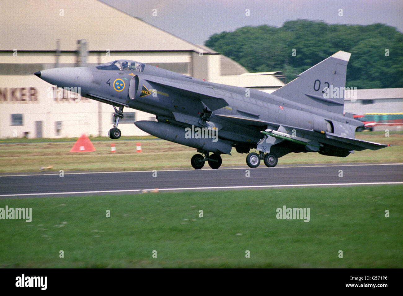 Un avion multirôle de haute performance Mach 2 de la Swedish Air Force de Saab Viggen arrive à Fairford, Gloucestershire, pour le Royal Air Force Benevolent Funds International Air Tattoo, célébrant 75 ans de la RAF Banque D'Images