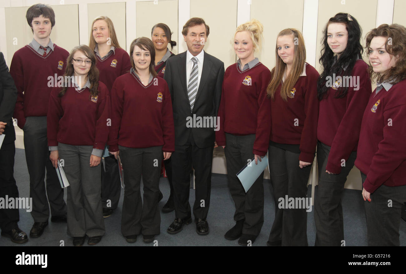 Le ministre de la Justice, Alan Shatter, avec des étudiants du Davis College de Mallow Co Cork, lors du lancement du système Alert de Child Rescue Ireland (CRI) au siège de garda à Dublin. Banque D'Images