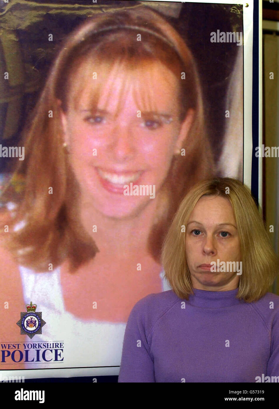 Sharon Hawkhead, 39 ans, mère de Leanne Tiernan, adolescente disparue de Leeds, devant une affiche de Leanne lors d'une conférence de presse au poste de police de Weetwood à Leeds. Mme Hawkhead a fait appel de renseignements concernant la disparition de sa fille de 16 ans. * 08/07/02 l'employée de livraison de colis John Taylor, qui avait admis l'avoir kidnappée lors d'une audience précédente, a admis son meurtre au tribunal de la Couronne de Leeds. Leanne a disparu en novembre 2000 après avoir dit Au revoir à un ami et n'a pas été vu de nouveau jusqu'à ce que son corps ait été trouvé dans des bois à 16 milles en août de l'année dernière Banque D'Images