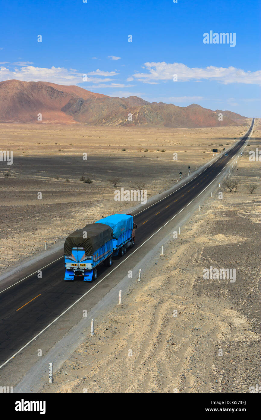 Route panaméricaine, la route la plus longue dans le monde, s'étendant à travers le désert d'Amérique du Sud dans la distance. Banque D'Images