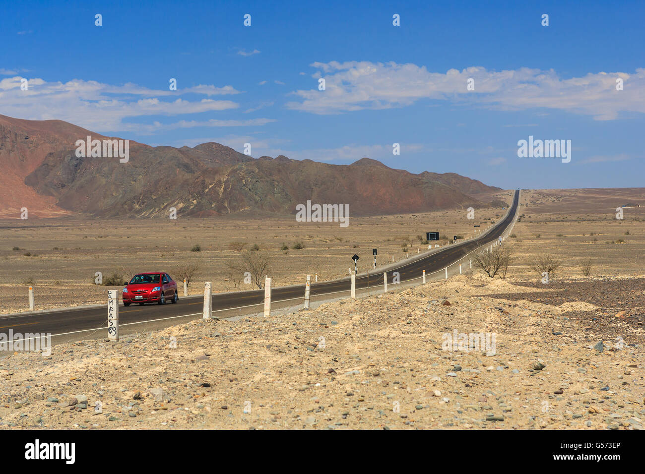 Route panaméricaine, la route la plus longue dans le monde, s'étendant à travers le désert d'Amérique du Sud dans la distance. Banque D'Images