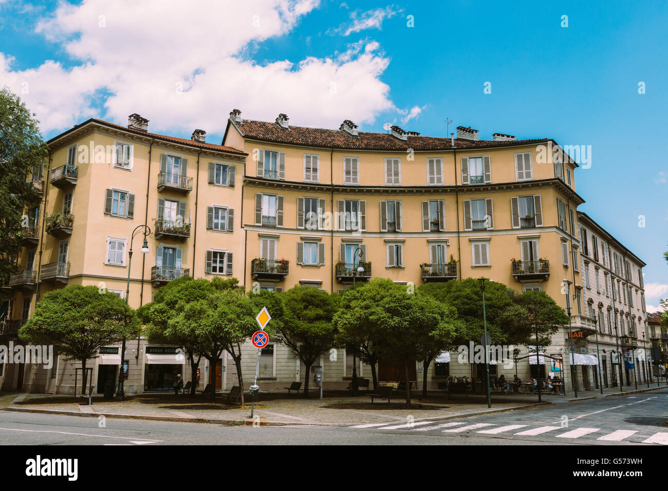 Une façade de maison avec les fenêtres ouvertes et d'un balcon à Turin Banque D'Images