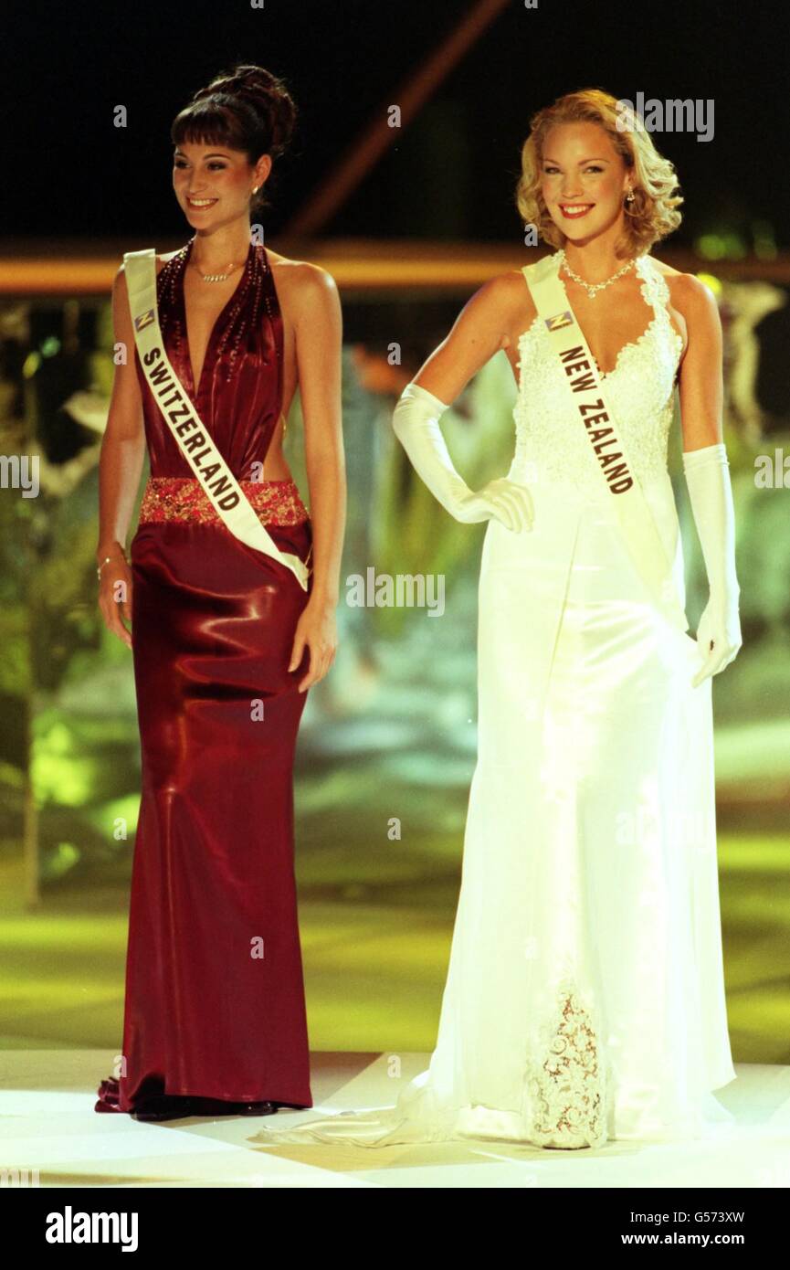 Miss Switzerland, Mahara Brigitta McKay, 19 ans, et Miss New Zealand, Katherine Allsopp-Smith, 21 ans, lors du concours Miss World au Millennium Dome de Greenwich. Banque D'Images