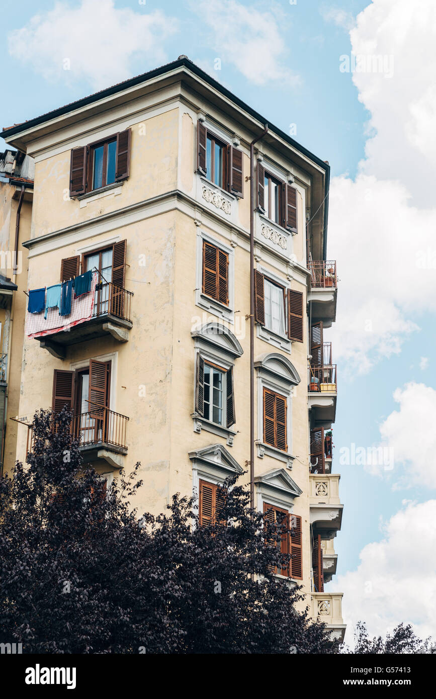 Une façade de maison avec les fenêtres ouvertes et d'un balcon à Turin Banque D'Images