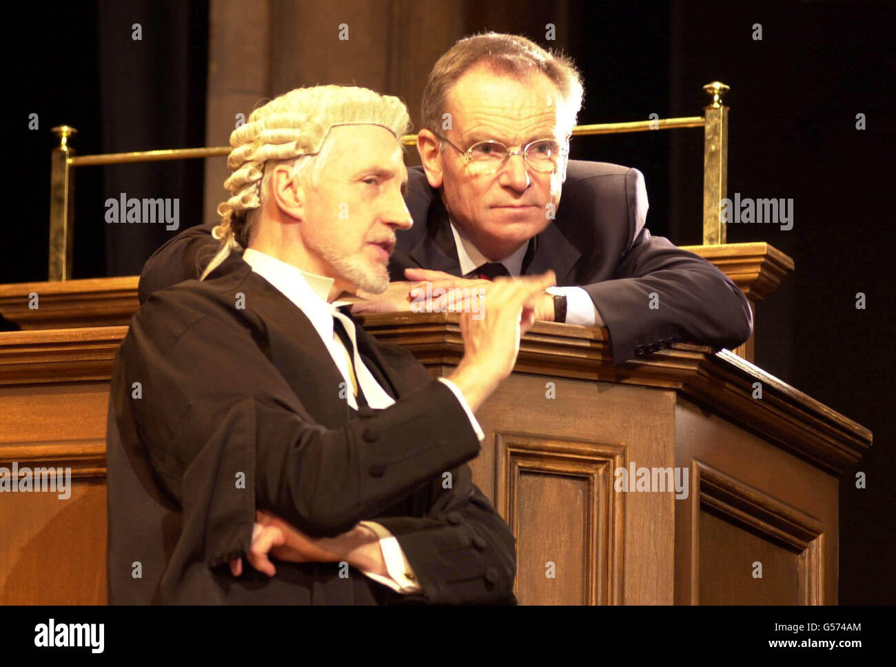 Lord Archer, (à droite) répète le rôle de Patrick Sherwood, cardiologue soupçonné d'avoir tué sa femme, dans sa pièce l'accusé, un drame de salle d'audience qui invite l'auditoire à agir comme jury, avec Edward Petherbridge comme Sir James Barrington QC. * le spectacle se déplace au Théâtre Royal Haymarket, dans le West End de Londres. ** Lord Archer a été reconnu coupable au Old Bailey le jeudi 19 juillet 2001 sur un total de quatre chefs d'accusation de parjure et de perversation du cours de la justice dans le cadre de son procès de diffamation de 1987 contre le Daily Star. Il a été autorisé sur un autre chef d'accusation de pervertir le cours de la justice. Son Banque D'Images