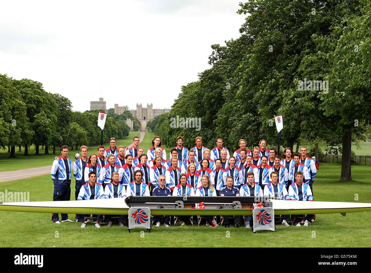 Aviron - annonce de l'équipe GB - Harte and Garter Hotel.Un groupe d'équipe de l'équipe d'aviron du GB pour participer aux Jeux olympiques de 2012, photographié sur la longue promenade en direction du château de Windsor, à Windsor. Banque D'Images
