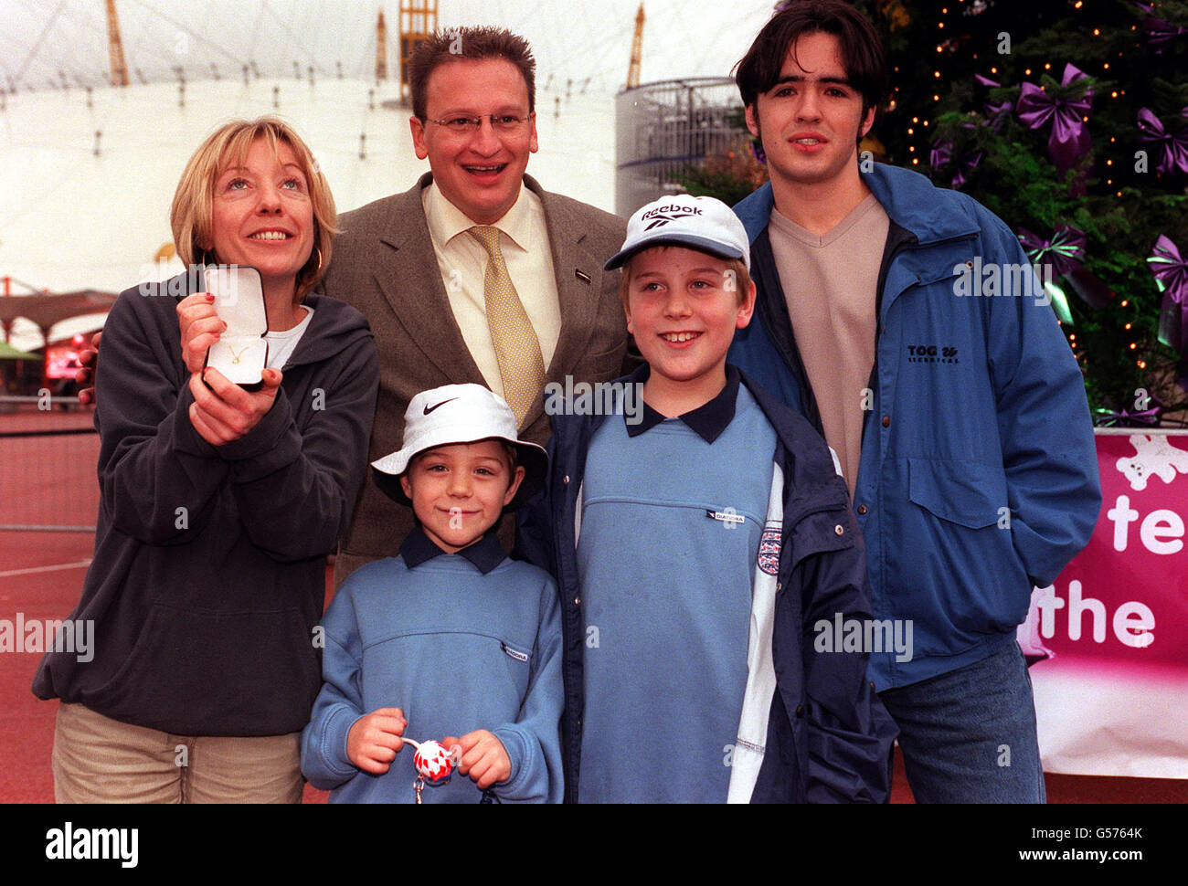 Pierre-Yves Gerbeau, chef de la direction du Millennium Dome (2e L), accueille le six millionième visiteur Deborah Ansell (à gauche) du South London, qui a reçu en 2,000 une réplique du diamant Millennium Star. * le Français a déclaré que le président du Dome David James avait parié un repas au restaurant exclusif de Londres le Gavroche, ils n'atteindraient pas l'objectif révisé. M. Gerbeau a parlé du pari alors qu'il a accueilli Deborah, 36 ans, de Copnor à Portsmouth, l'ami Mark Graney, 20 ans, et les fils Billy, 10 ans, et Johnny, huit ans, et lui a présenté une réplique de 2,000 du diamant de l'étoile du millénaire - le joyau de la Banque D'Images