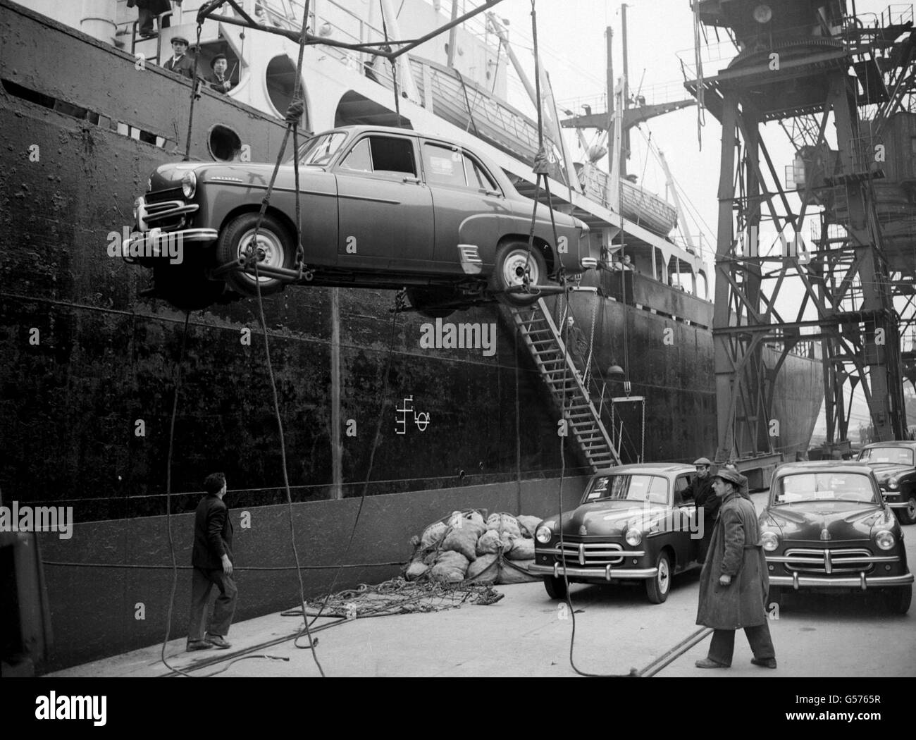 Photo de la bibliothèque PA datée du 10 avril 1953 : chargement de modèles Vauxhall Velox et Wyvern à bord du Cunarder Vandalia, aux quais commerciaux de Surrey, à Londres, destinés au Canada.* 13/12/2000 le géant de l'automobile Vauxhall a stupéfié l'industrie en annonçant la fin de la production automobile à son usine de Luton, dans le Bedfordshire. Une de ses usines britanniques avec la perte de 2,000 emplois, un cinquième de sa main-d'œuvre.Voir PA Story INDUSTRIE Vauxhall.Photo PA Banque D'Images