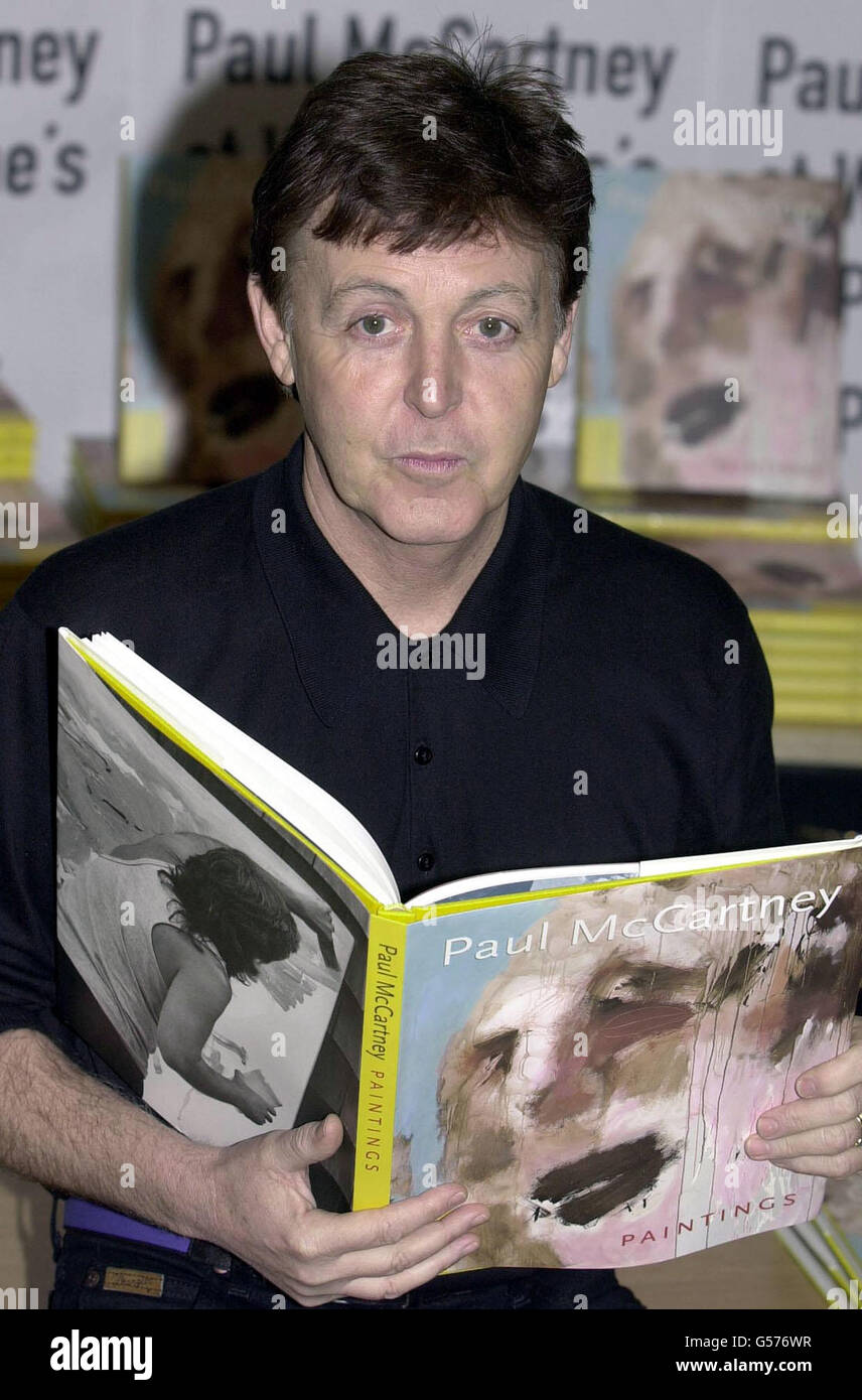 Sir Paul McCartney avec une copie de son livre « Paul McCartney peintures », à la branche Piccadilly de Waterstones. Le livre contient plus de 80 reproductions des quelques centaines de toiles qu'il a créées depuis qu'il a commencé à peindre au début des années 1980. Banque D'Images