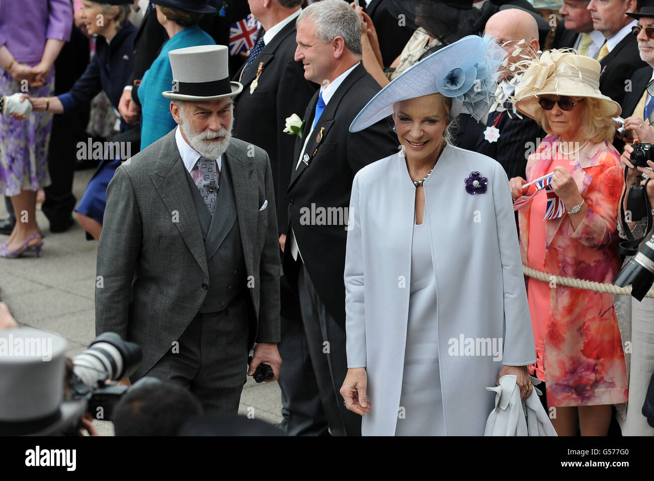 Courses hippiques - Festival du Derby d'Investec - deuxième jour - jour du Derby d'Investec - Hippodrome d'Epsom.Le Prince Michael de Kent et la princesse Michael de Kent (à droite) arrivent à l'hippodrome d'Epsom Downs Banque D'Images