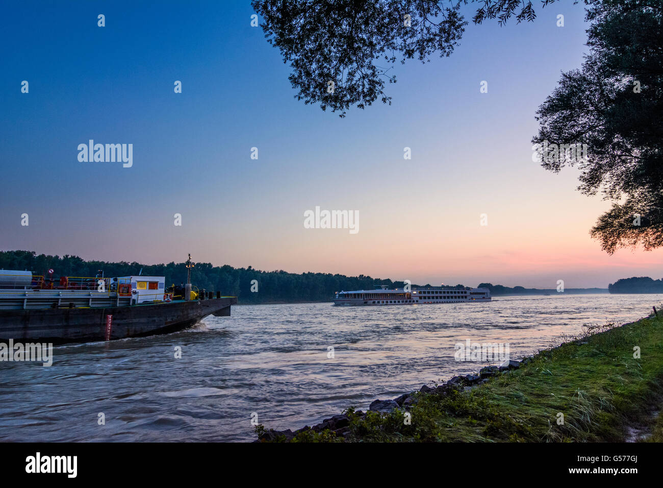 Cargo, bateau de croisière, Danube, nuit, coucher de soleil, le parc national Le Parc National Donauauen, Autriche, Niederösterreich, Autriche, Banque D'Images