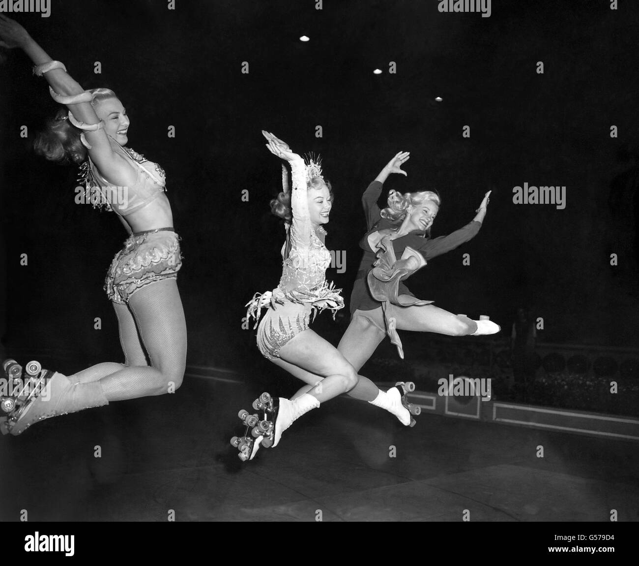 Roller Skating - Vanités de 1951' - Wembley, Londres Banque D'Images