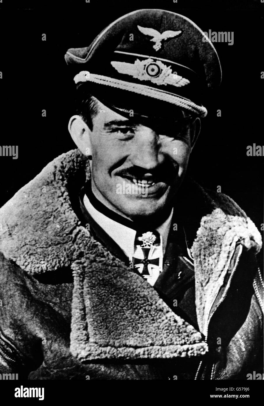 ADOLF GALLAND: Un portrait de temps de guerre du général-leutnant Adolf Galland, l'as de chasse de la Luftwaffe crédité d'avoir 104 avions alliés. Il commanda JG26 pendant la bataille d'Angleterre. GALLAND s'est rendu en Argentine après la guerre, a construit l'armée de l'air Argentine, puis est retourné en Allemagne pour fonder la Luftwaffe allemande d'après-guerre. Banque D'Images