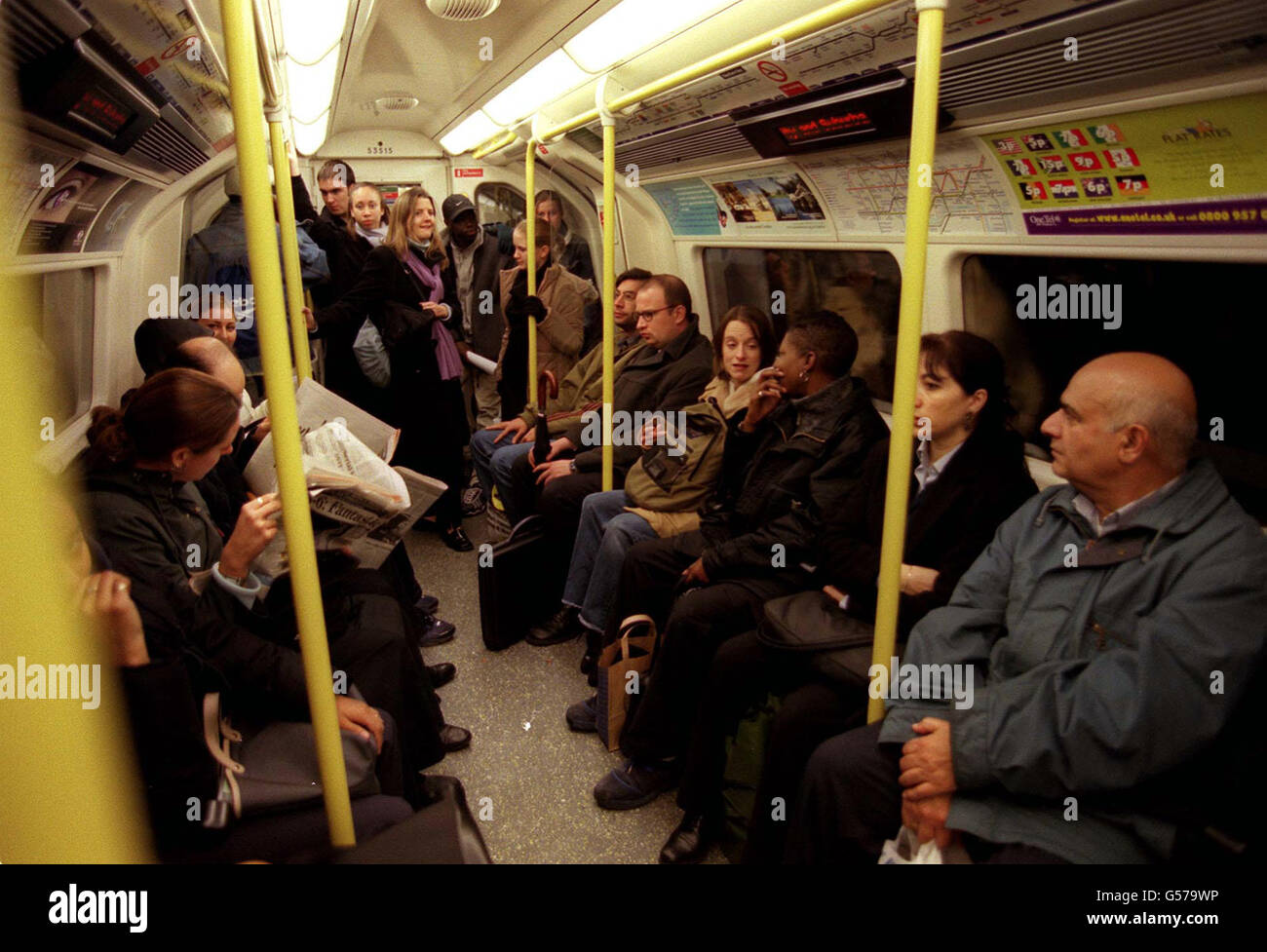 Passagers sous terre. Passagers voyageant sur un train souterrain de Londres. Banque D'Images