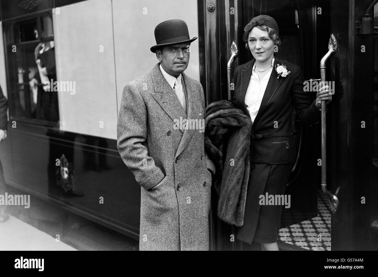 Divertissement - Mary Pickford et Douglas Fairbanks - Waterloo Station.Mary Pickford avec son mari Douglas Fairbanks, à la gare de Waterloo Banque D'Images