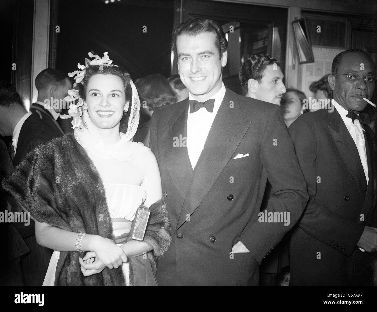 L'acteur de cinéma et de télévision anglais Richard Greene et son épouse, l'actrice Patricia Medina Banque D'Images