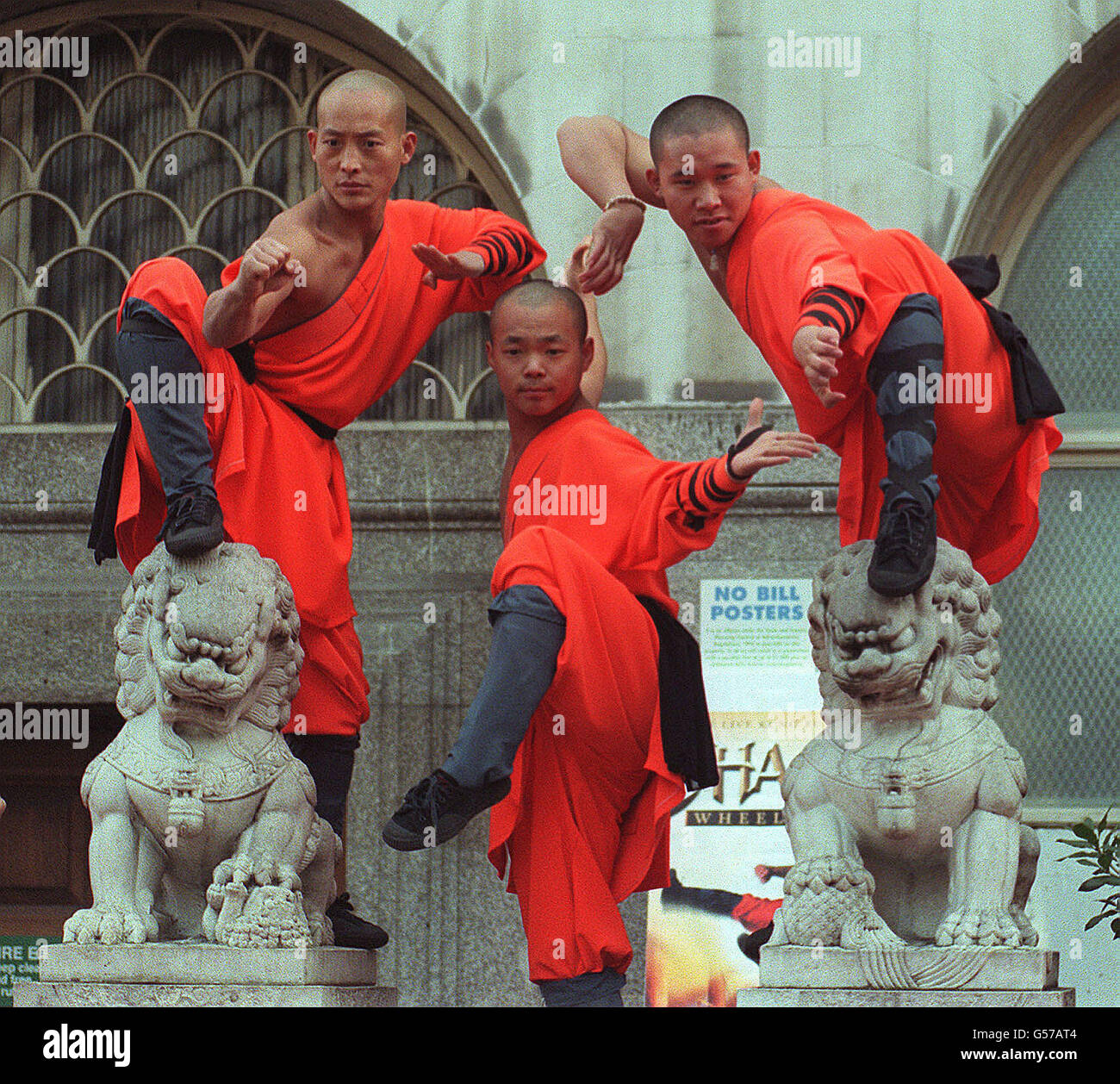 Les membres des Monks de Shaolin en action alors qu'ils lancent la vidéo de leur tour de roue de la vie Kung Fu dans le centre de Londres. Les 25 moines de soldats bouddhistes de Chine visitent déjà le Royaume-Uni pour démontrer leurs compétences, notamment des expositions acrobatiques. * et de briser les lames de fer à travers leurs têtes. Banque D'Images