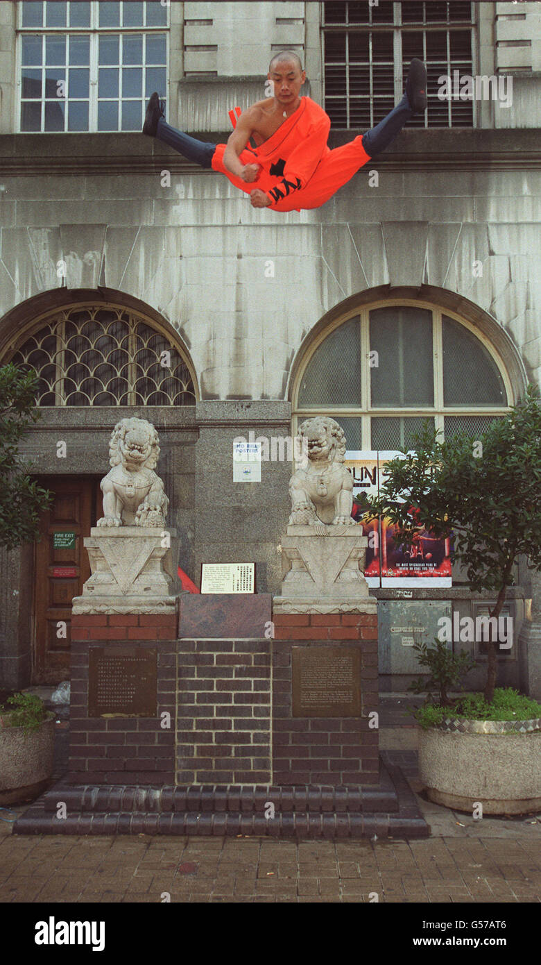 CAO Wen Ting des Monks de Shaolin en action alors qu'ils lancent la vidéo de leur tour de roue de la vie Kung Fu dans le centre de Londres.Les 25 moines soldats bouddhistes chinois visitent déjà le Royaume-Uni pour démontrer leurs compétences, notamment des expositions acrobatiques et des lames de fer qui se brisent sur leur tête. Banque D'Images