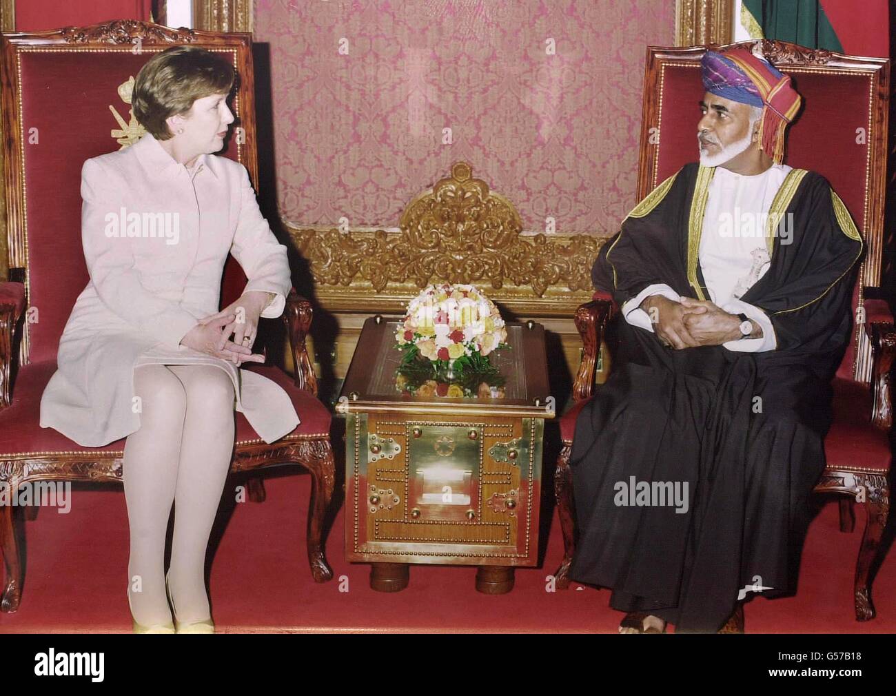 La Présidente de l'Irlande Mary McAleese s'entretient avec le Sultan Qaboos bin Said d'Oman, au Palais du Sultan dans la capitale Muscat, après son arrivée dans le pays du Moyen-Orient pour une visite de 4 jours. Banque D'Images