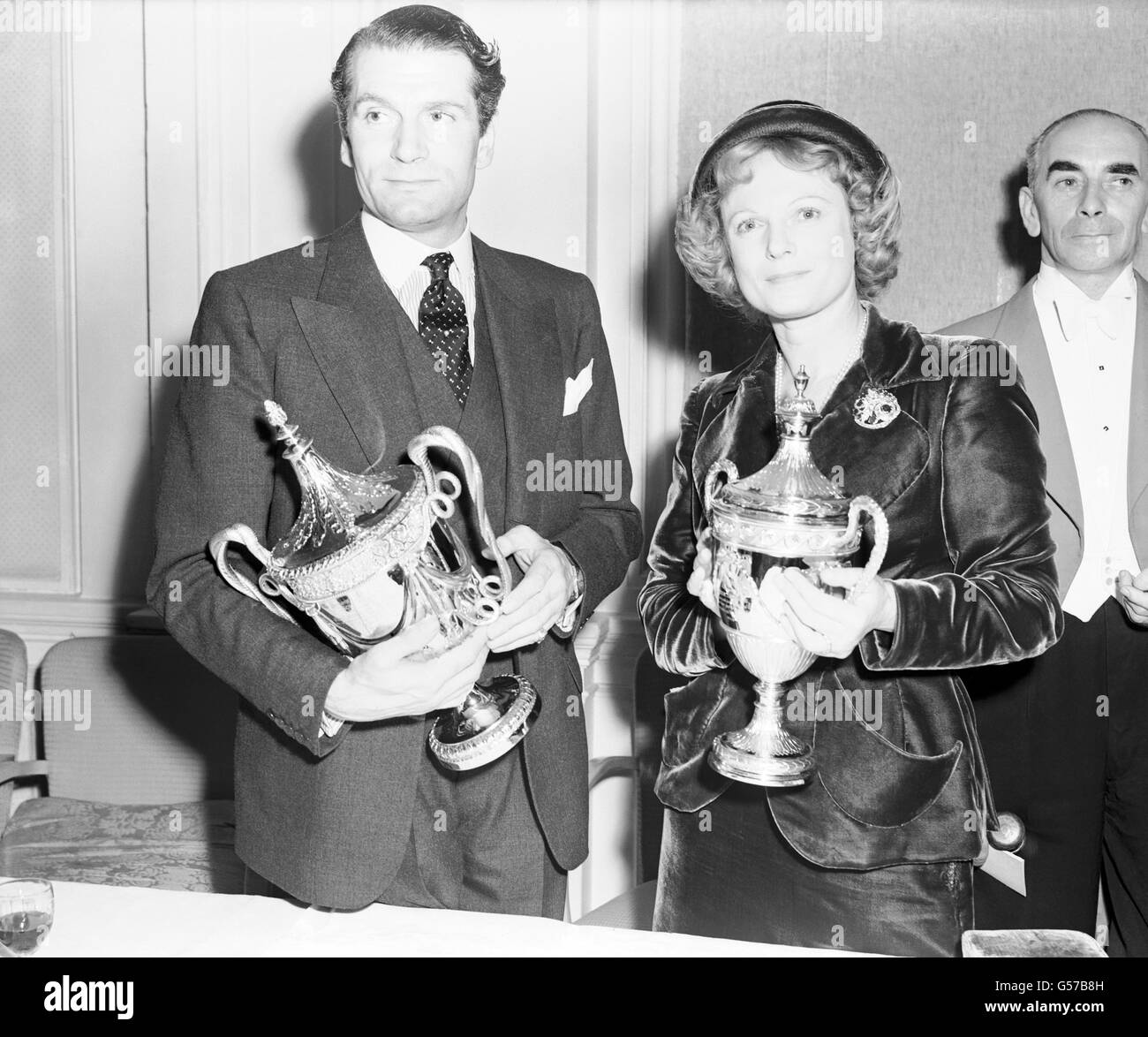 L'actrice Anna Neagle et Sir Lawrence Olivier ont remporté leur médaille d'or après la présentation du déjeuner à l'hôtel Savoy de Londres. Banque D'Images