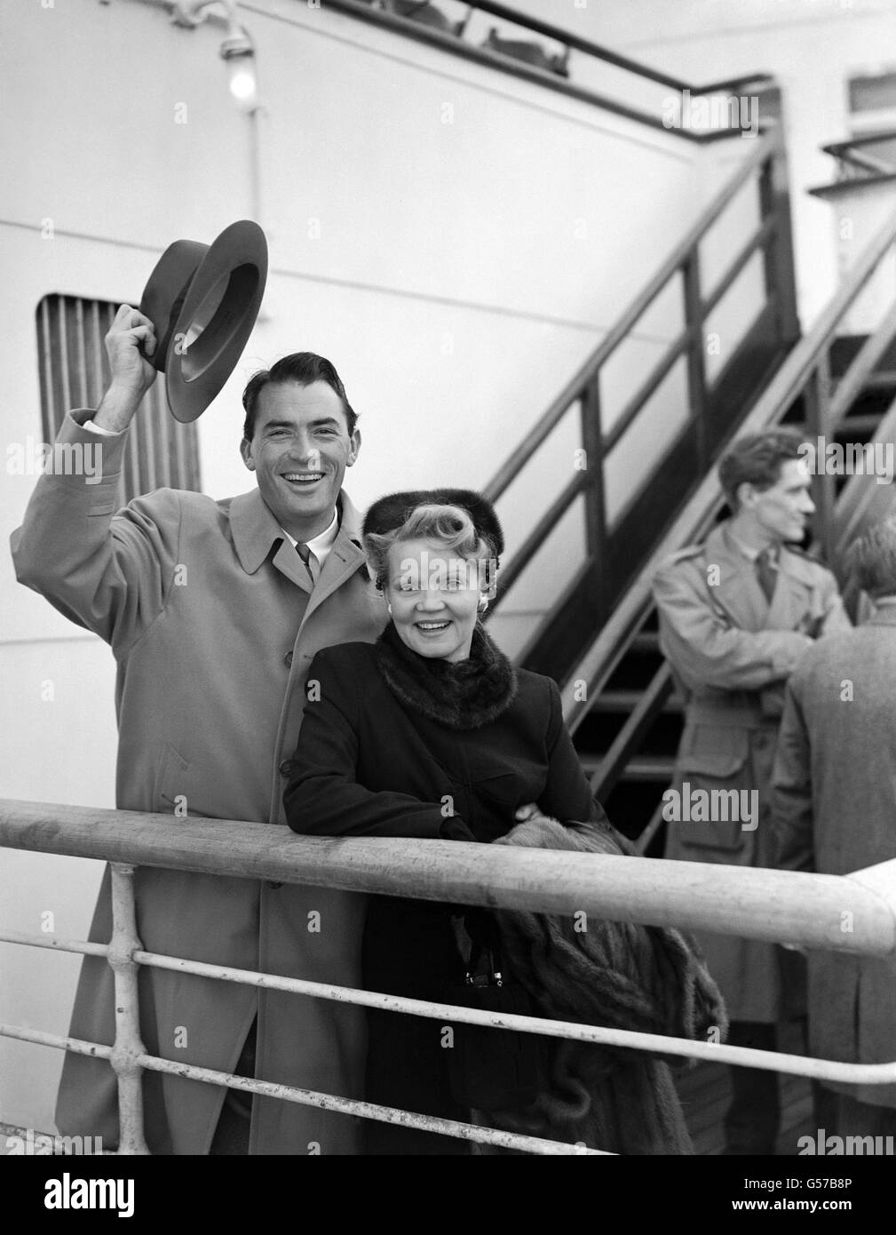 L'acteur de cinéma hollywoodien Gregory Peck avec sa femme à leur arrivée à Southampton à bord du paquebot Cunard-White Star 'Queen Elizabeth'.Il est venu en Grande-Bretagne pour participer au spectacle du Royal Command à l'Odeon, Marble Arch. Banque D'Images