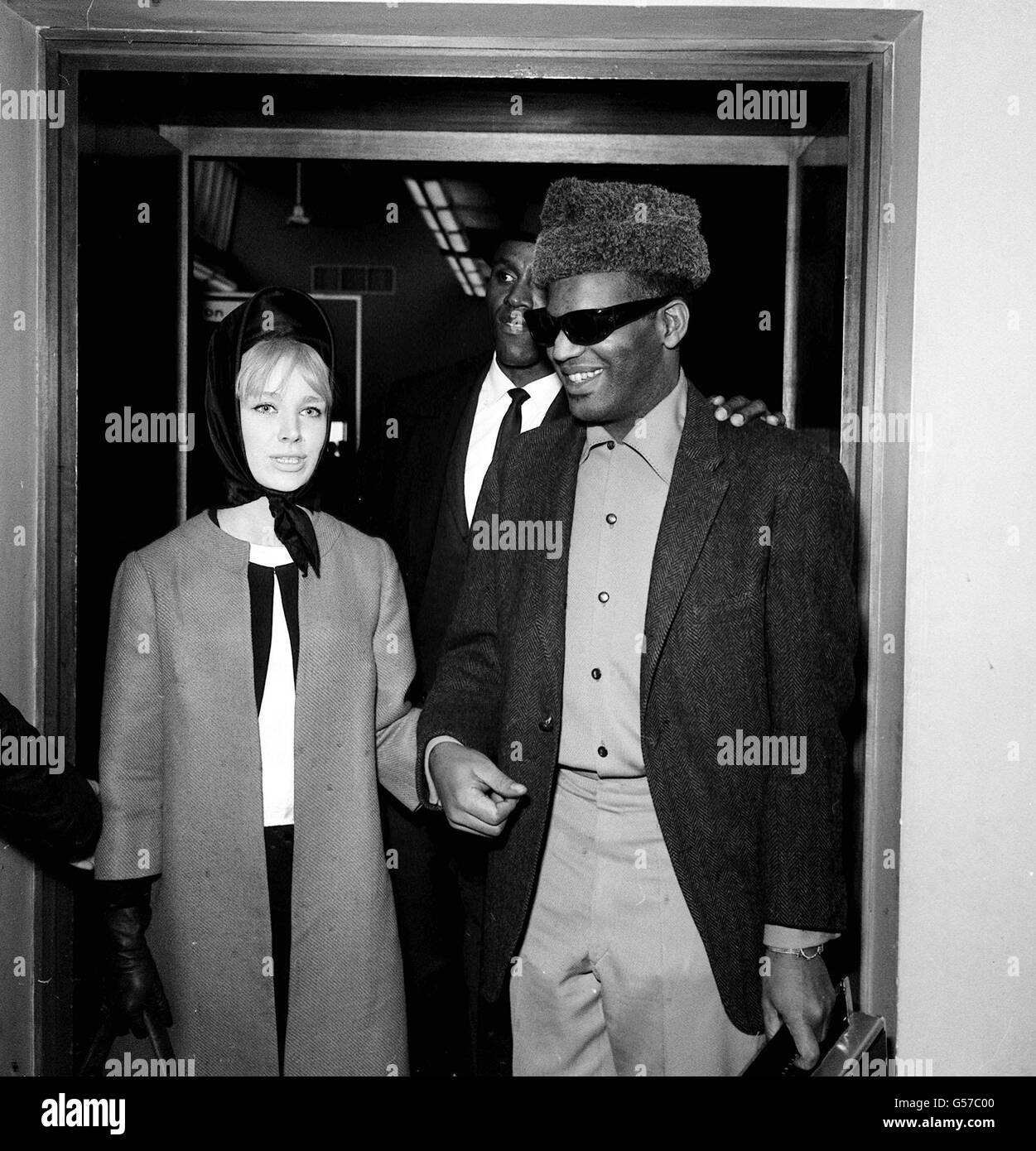Le chanteur américain aveugle Ray Charles avec Raifa Icarina Johnson à l'aéroport de Londres, avant de partir pour Paris pour poursuivre sa tournée européenne. Banque D'Images