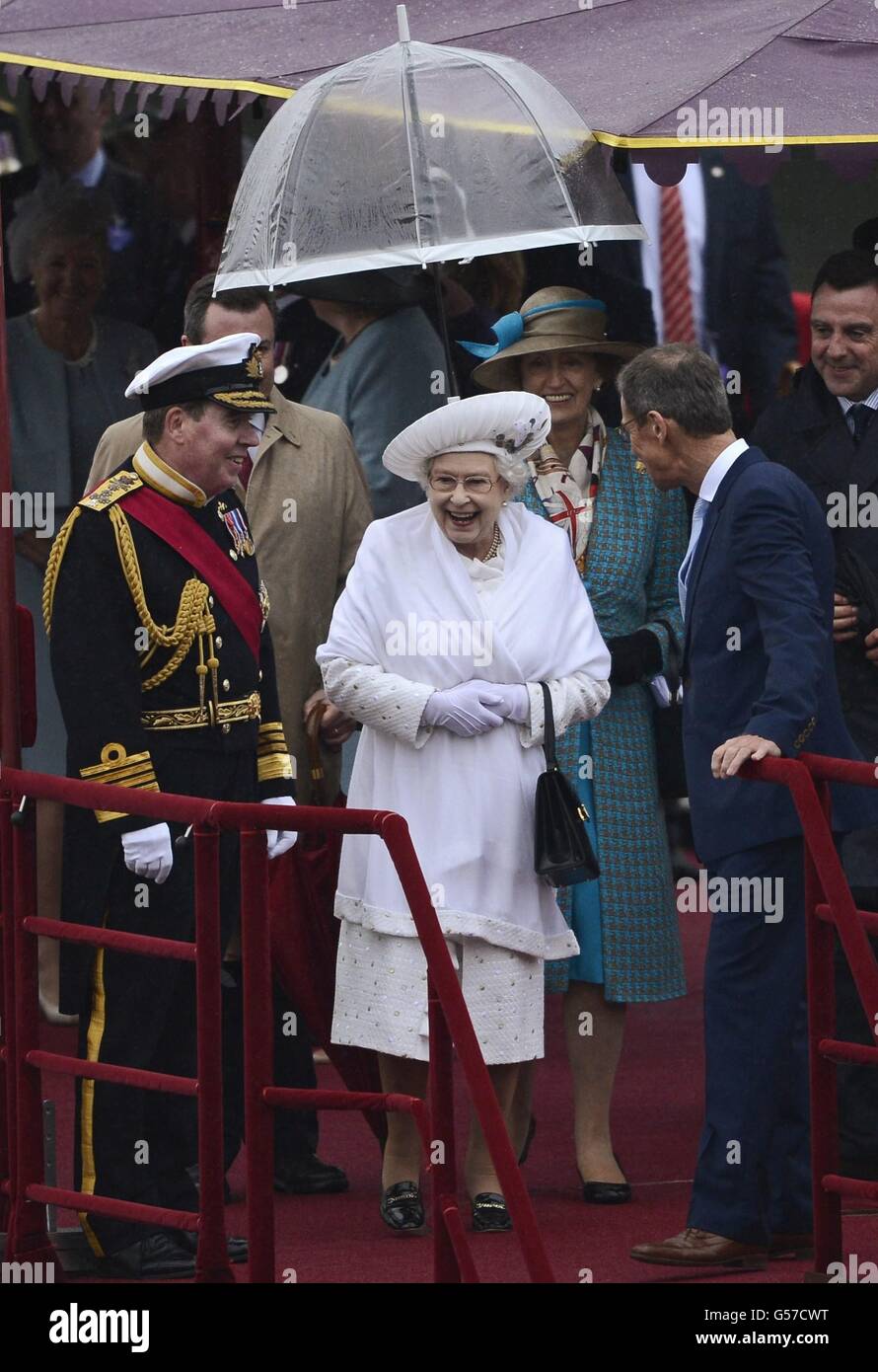 La reine Elizabeth II sourit lors du Diamond Jubilee River Pageant. Banque D'Images