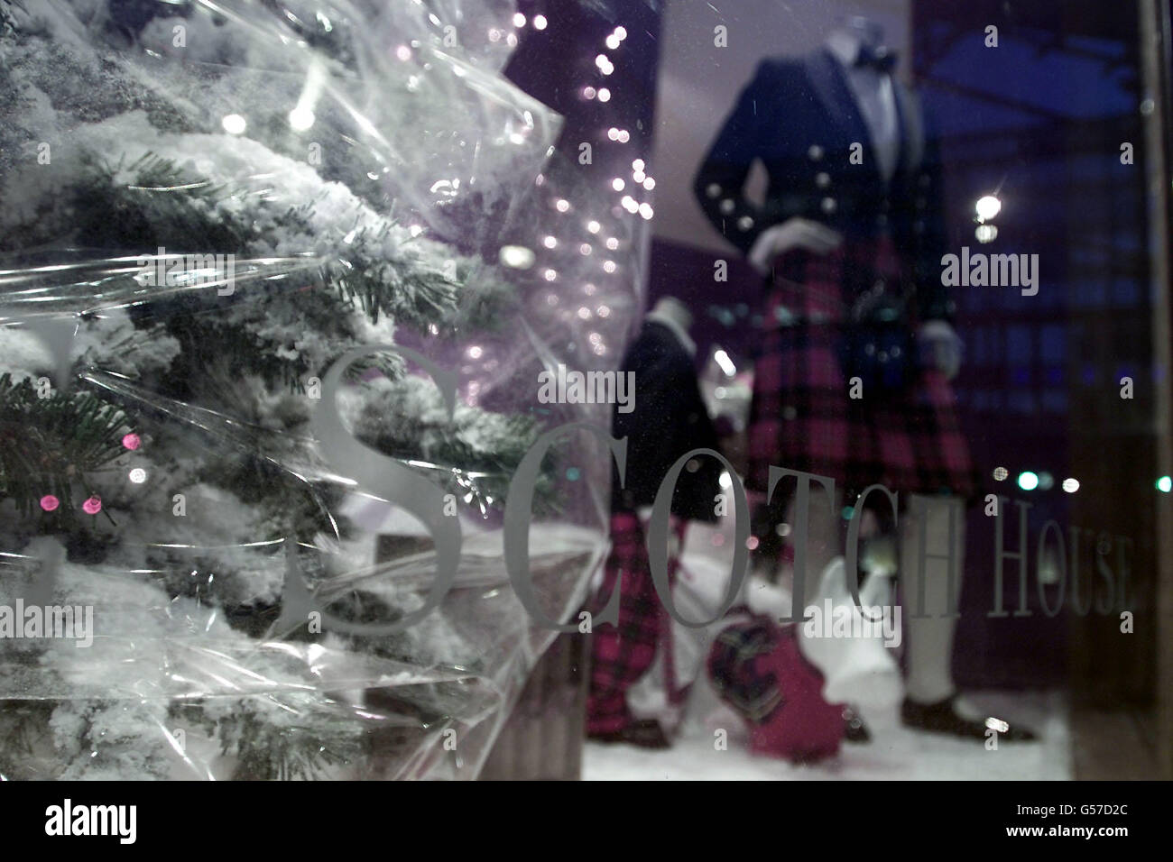 La vitrine de la Scotch House à Knightsbridge, Londres, où le fiancé de Madonna, Guy Ritchie, aurait commandé une tenue de robe des Highlands pour leur mariage. Le réalisateur épousera l'étoile portant le Macintosh de chasse robe Tartan. *...la tenue est censée être hommage à son grand-père de héros de guerre, le major Stewart Ritchie, qui a servi avec les Seaforth Highlanders, et son père John qui a également servi dans l'Armée. Banque D'Images