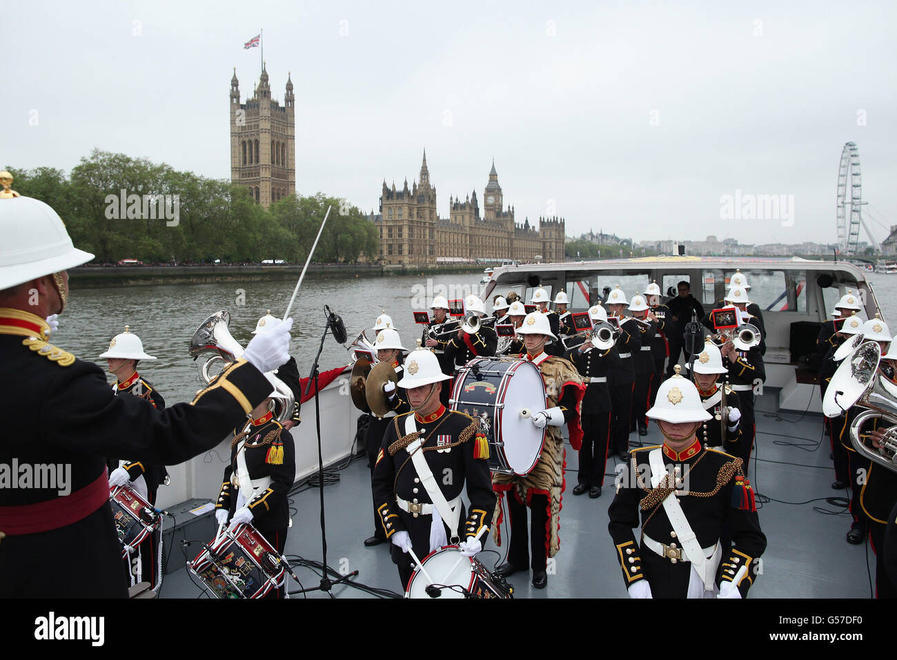 La bande des Royal Marines se produit lors du Diamond Jubilee River Pageant sur la Tamise, à Londres. Banque D'Images